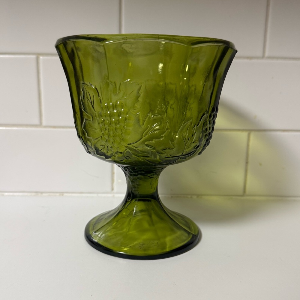 Vintage Indiana Glass Emerald Green Grape Pattern Colony Harvest Pedestal Bowl
